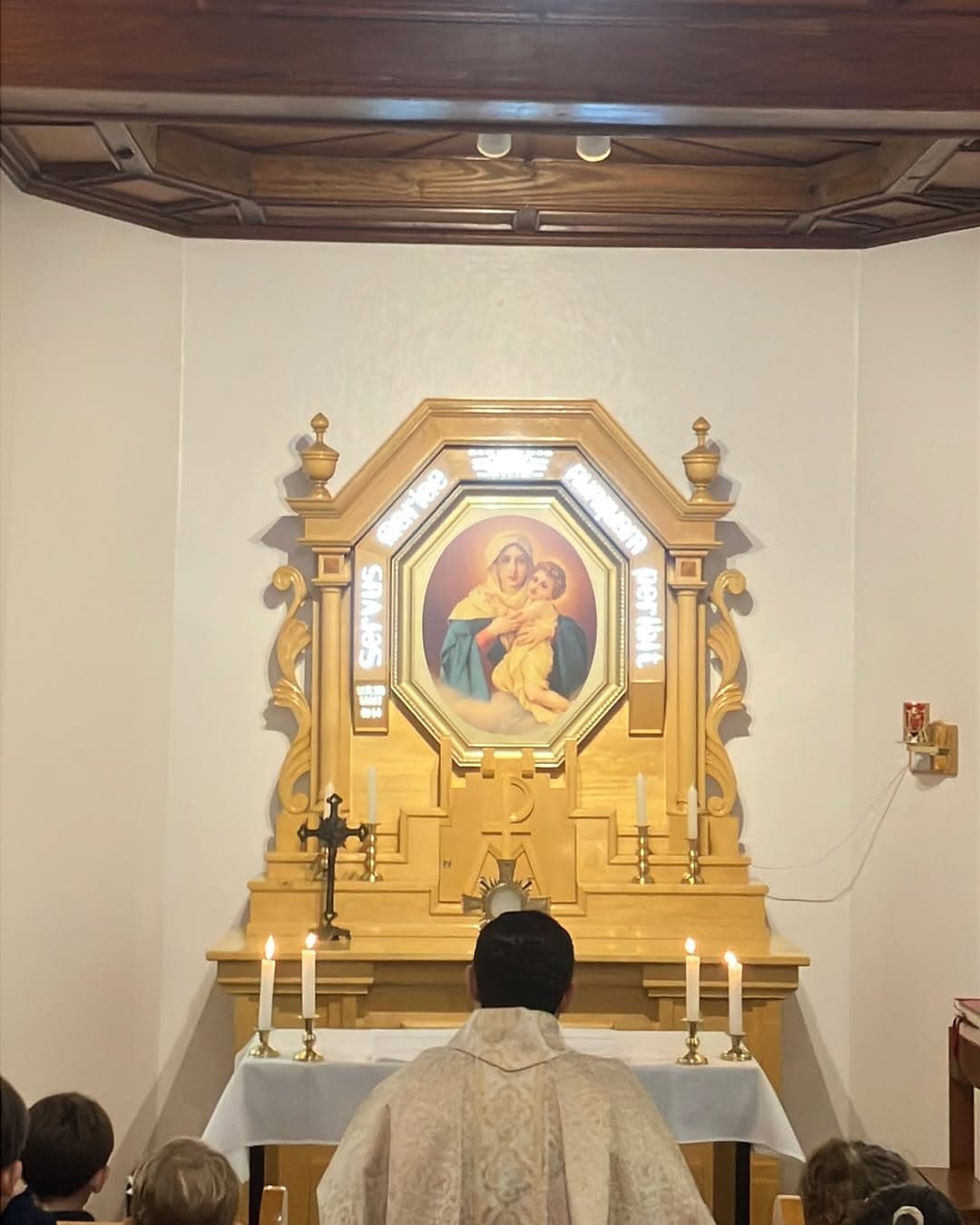 Celebração da missa na capela da escola
