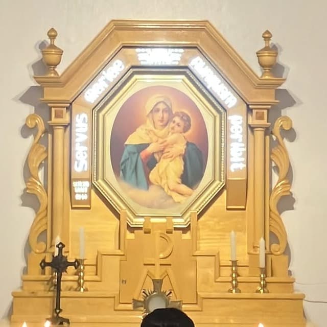 Imagem da Mãe Rainha e Vencedora Três Vezes Admirável no altar da capela da escola