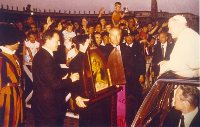 João Luiz Pozzobon apresenta a imagem da Mãe Peregrina ao Papa João Paulo II, na Praça São Pedro